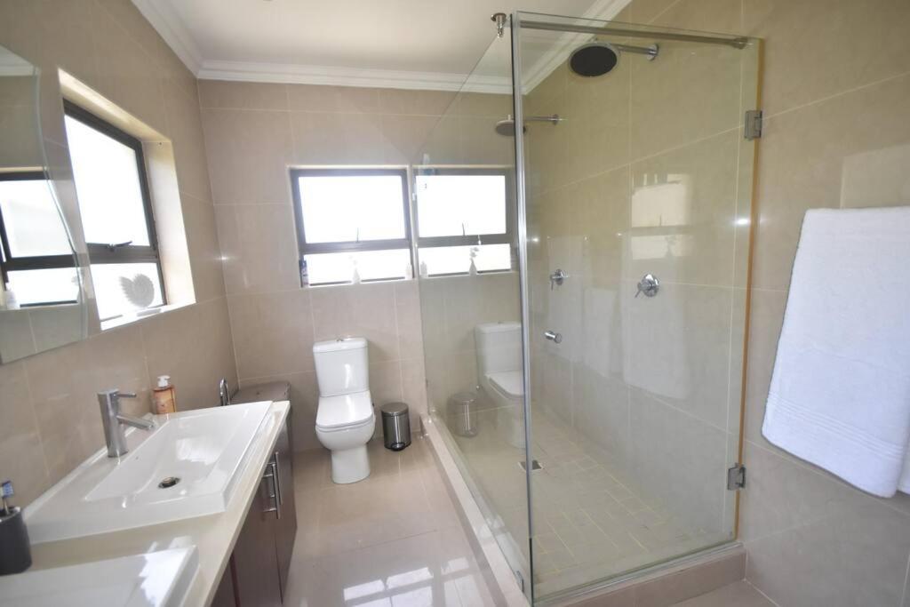 3 Bed 4 Bath Detached House, Pool, Inverter *