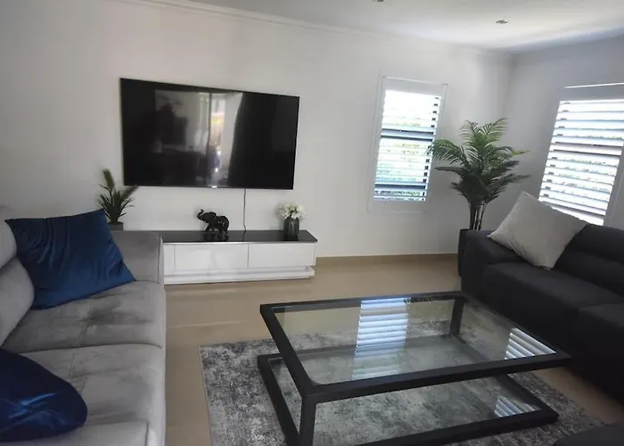 3 Bed 4 Bath Detached House, Pool, Inverter