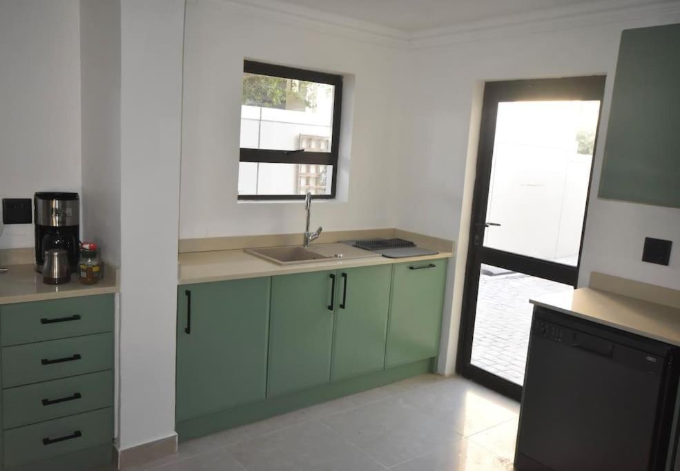 3 Bed 4 Bath Detached House, Pool, Inverter Ferienhaus