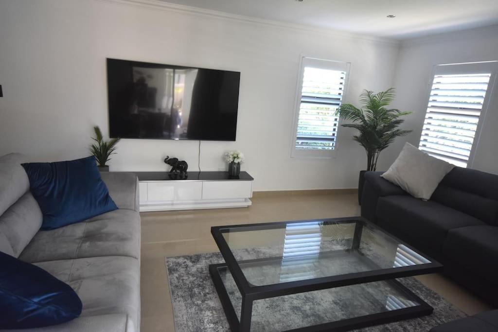 3 Bed 4 Bath Detached House, Pool, Inverter *