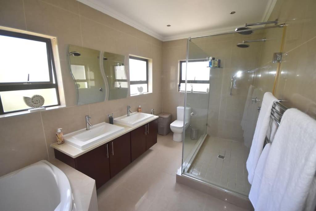 3 Bed 4 Bath Detached House, Pool, Inverter Ferienhaus