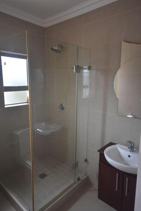 3 Bed 4 Bath Detached House, Pool, Inverter
