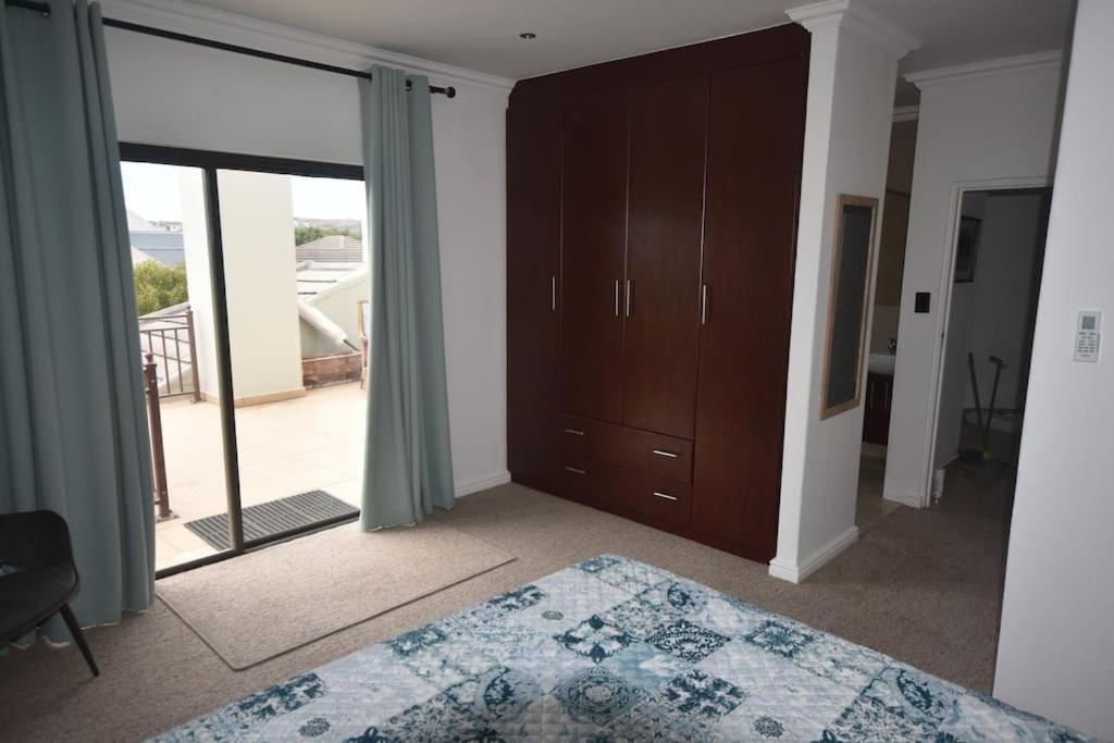 3 Bed 4 Bath Detached House, Pool, Inverter *