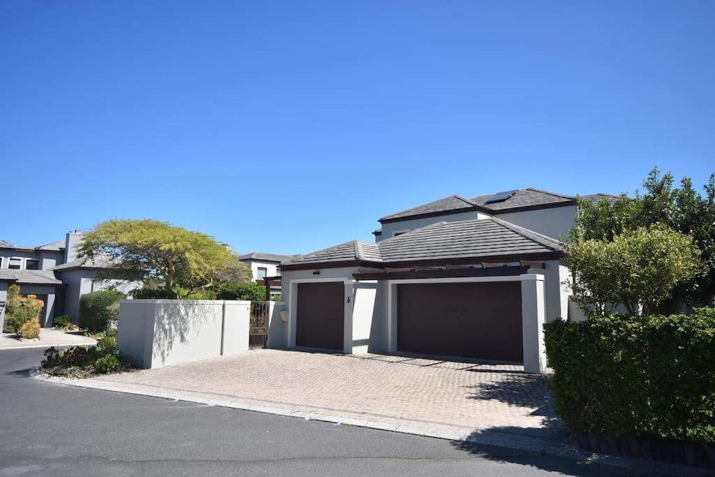 3 Bed 4 Bath Detached House, Pool, Inverter
