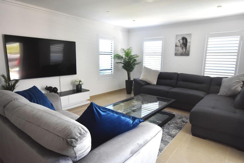 3 Bed 4 Bath Detached House, Pool, Inverter Ferienhaus *