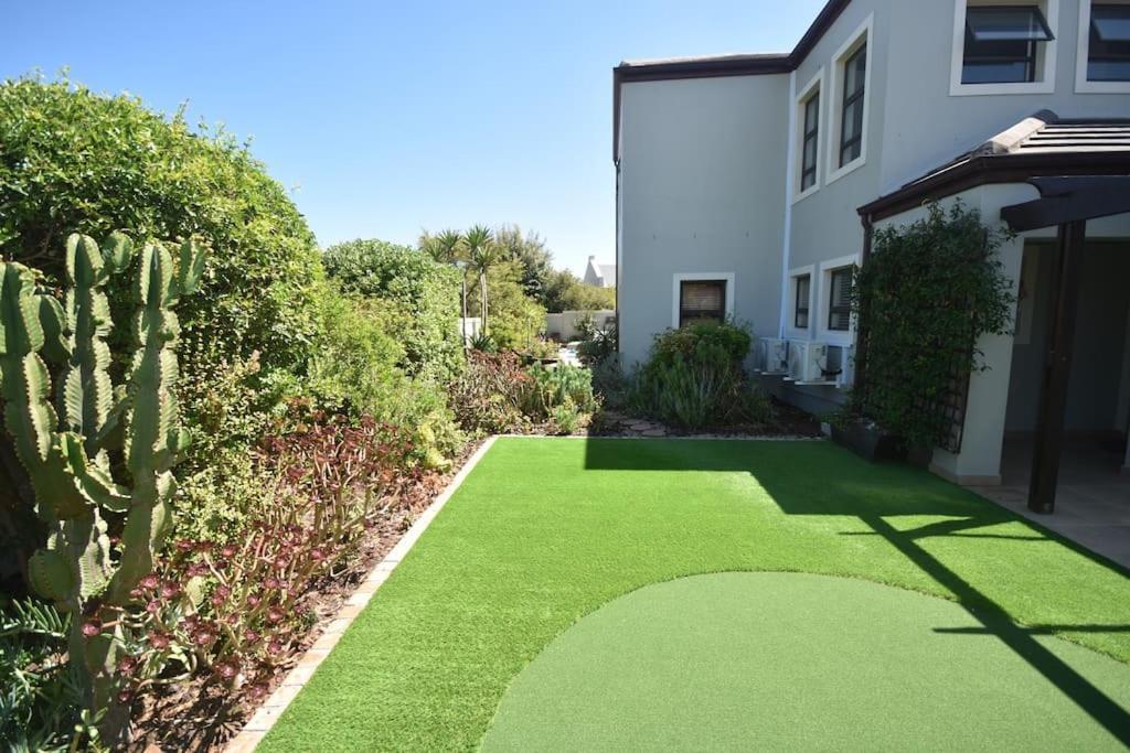 3 Bed 4 Bath Detached House, Pool, Inverter Ferienhaus *