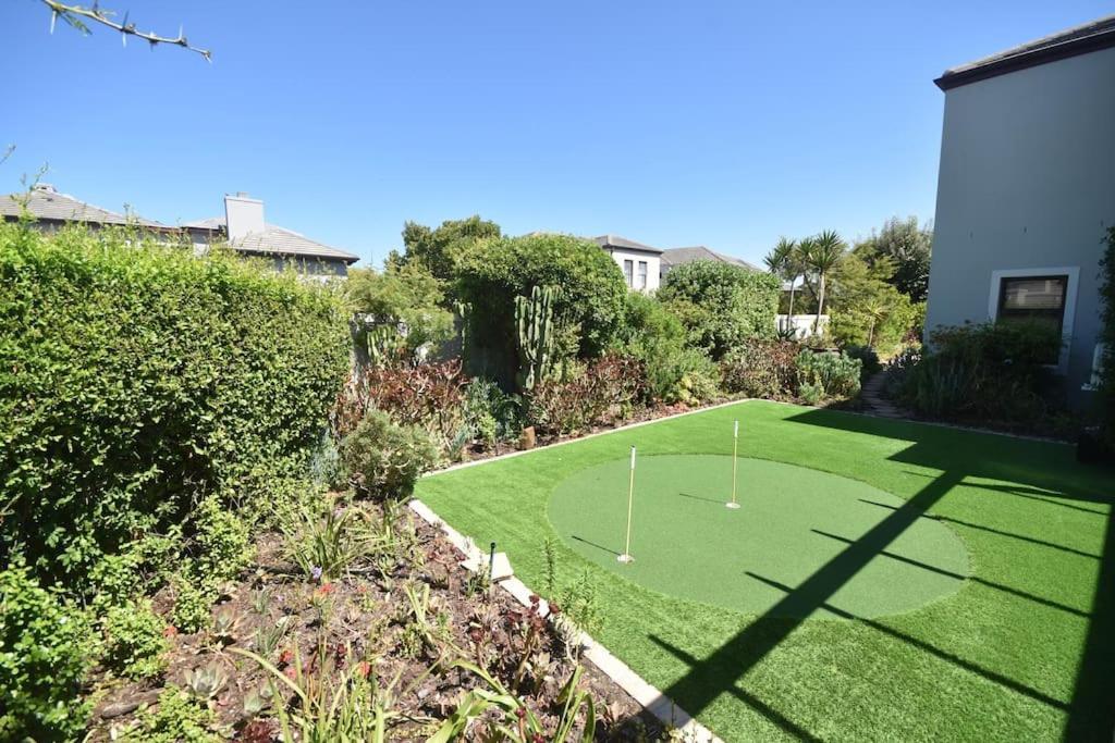 3 Bed 4 Bath Detached House, Pool, Inverter *